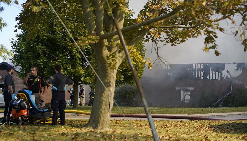 Ersten Informationen zufolge rammte ein Mann mit seinem Auto das Kirchengebäude, schoss auf Anwesende und legte einen  Brand.