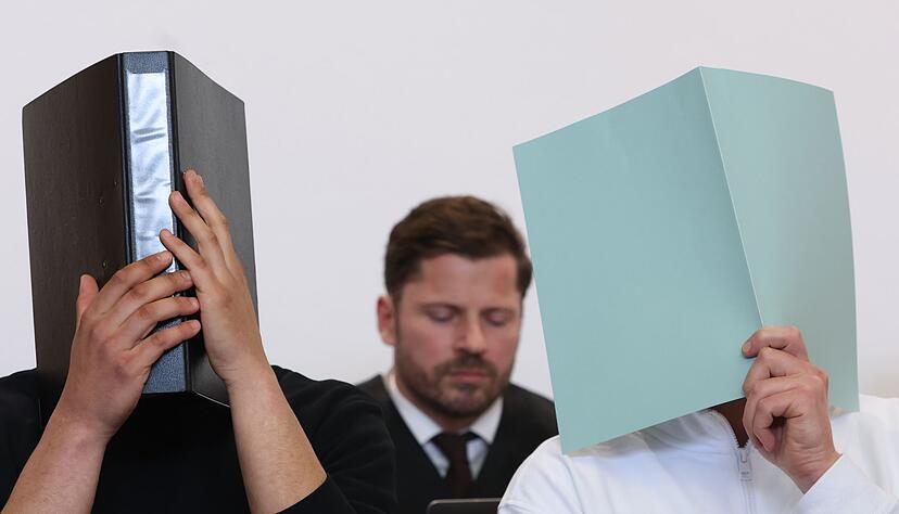 Der Hauptangeklagte (r) sitzt in einem Gerichtssaal neben weiteren Angeklagten vor Rechtsanwalt Harald Stehr (M) auf der Anklagebank. Der Mann wurde wegen eines Böllerwurfs mit zwölf Verletzten zu einer Gefängnisstrafe verurteilt, das Urteil ist nun rechtskräftig. (Archivbild) Der Hauptangeklagte (r) sitzt in einem Gerichtssaal neben weiteren Angeklagten vor Rechtsanwalt Harald Stehr (M) auf der Anklagebank. Der Mann wurde wegen eines Böllerwurfs mit zwölf Verletzten zu einer Gefängnisstrafe verurteilt, das Urteil ist nun rechtskräftig. (Archivbild)