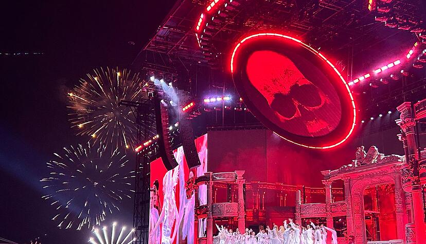 Der Song «Bad Romance» bildete das Finale ihrer Show mit großem Feuerwerk. (Archivbild) Der Song «Bad Romance» bildete das Finale ihrer Show mit großem Feuerwerk. (Archivbild)