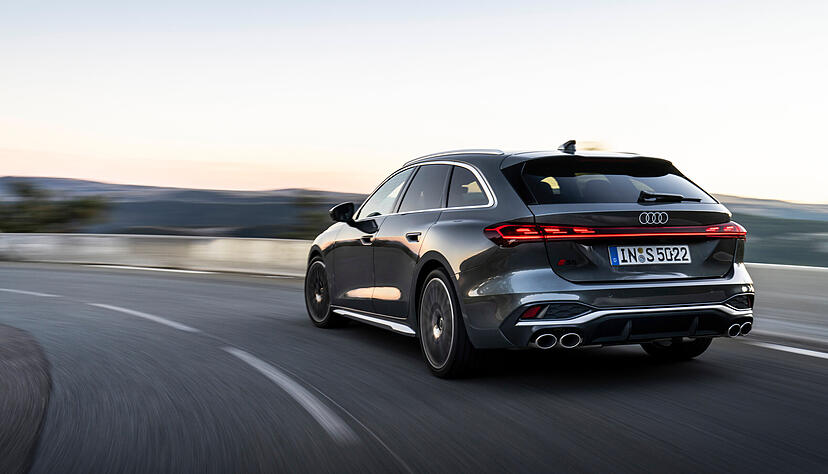 Der Audi S5 Avant ist im Vergleich zum Vorgänger in der Länge auf 4,83 Meter gewachsen. Typisch für die S-Modelle sind die vier runden Endrohre am Eck.
