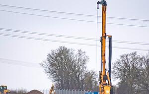 Mit schwerem Ger&auml;t wird das Baufeld vorbereitet.