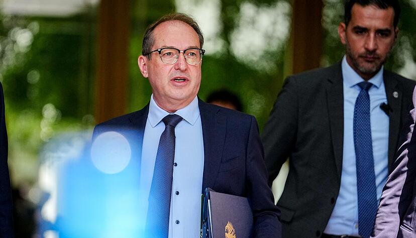 Polizisten k&ouml;nnen nicht belangt werden, argumentiert Innenminister Dobrindt. (Archivbild)