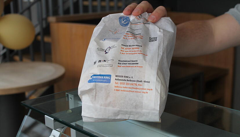 Hilfsangebote f&uuml;r Gewaltopfer, wie Telefonnummern oder Internetadressen, sind auf der R&uuml;ckseite der T&uuml;te zu finden.