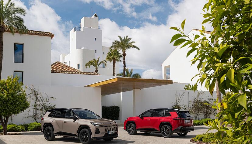 Attraktives Angebot im Kompakt-SUV-Segment: Der neue RAV4 startet bei 43.990 Euro und bietet bis zu 309 PS Systemleistung. Attraktives Angebot im Kompakt-SUV-Segment: Der neue RAV4 startet bei 43.990 Euro und bietet bis zu 309 PS Systemleistung.