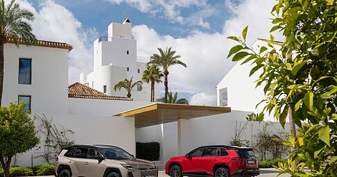 Attraktives Angebot im Kompakt-SUV-Segment: Der neue RAV4 startet bei 43.990 Euro und bietet bis zu 309 PS Systemleistung.