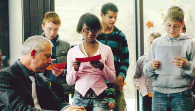 Der neue Mulfinger Schulleiter Dietmar Ristl musste sich bei der Einführungsveranstaltung den Fragen der Schüler stellen.Foto: Michael Schwarz Der neue Mulfinger Schulleiter Dietmar Ristl musste sich bei der Einführungsveranstaltung den Fragen der Schüler stellen.Foto: Michael Schwarz