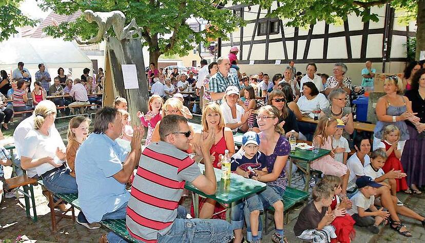 Tag der Musik fand schon vor vier Jahren gro&szlig;es Interesse. Die Horkheimer genie&szlig;en das Fest rund um den Dachreiterbrunnen.Foto: Archiv/Veigel