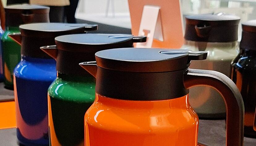 Knallte schon in den 60er-Jahren: Orange war mal Trend und wird es offenbar wieder. Hier zu sehen in seiner poppigen Variante auf der Kanne von Rig-Tig.