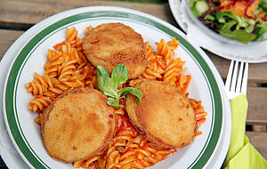Jägerschnitzel mit Spirelli-Nudeln und Tomatensoße. Foto: dpa Jägerschnitzel mit Spirelli-Nudeln und Tomatensoße. Foto: dpa