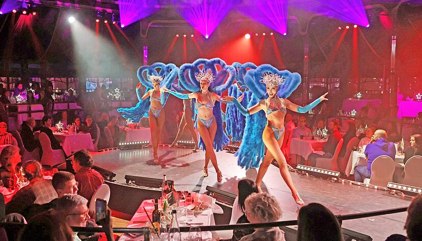 Das Tanz-Ensemble bereicherte die Gourmet-Palast-Show mit immer neuen Kostümen und Choreografien.