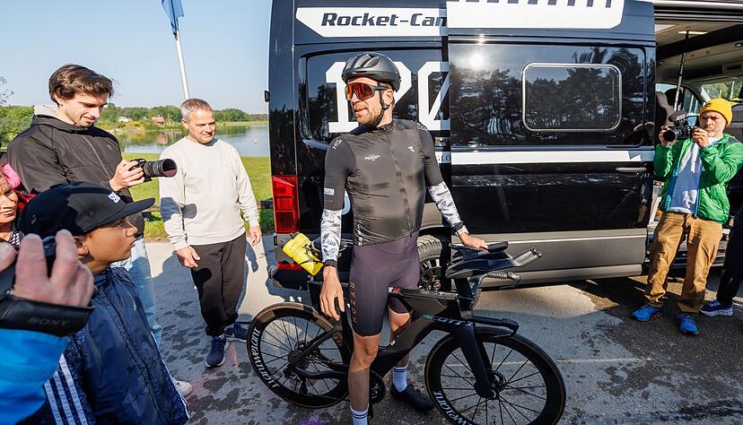 Extremsportler Jonas Deichmann (M) startet die Radetappe am ersten Tag. Extremsportler Jonas Deichmann (M) startet die Radetappe am ersten Tag.