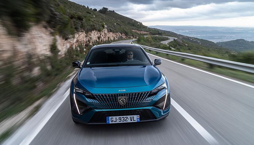 Die Motoren und die Technik im Innenraum teilt sich der 408 mit anderen Peugeot-Modellen. Durch Design und Format hebt er sich jedoch deutlich ab. Die Motoren und die Technik im Innenraum teilt sich der 408 mit anderen Peugeot-Modellen. Durch Design und Format hebt er sich jedoch deutlich ab.