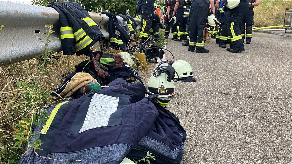 Bei dem Einsatz waren rund 100 Feuerwehrkräfte dabei, die ihre Kleidung teilweise am Straßenrand ablegen. Die Ortsdurchfahrt durch den Löwensteiner Teilort Reisach war zeitweise gesperrt. Bei dem Einsatz waren rund 100 Feuerwehrkräfte dabei, die ihre Kleidung teilweise am Straßenrand ablegen. Die Ortsdurchfahrt durch den Löwensteiner Teilort Reisach war zeitweise gesperrt.