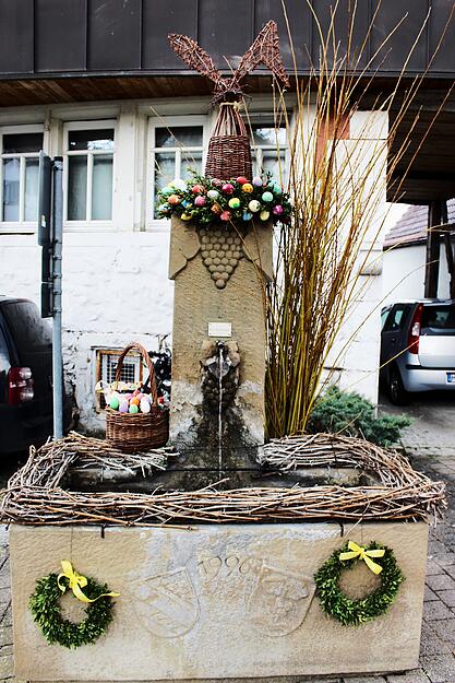 Der Osterbrunnen in Obersulm-Weiler.