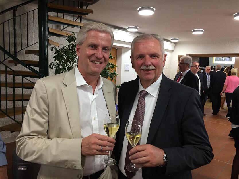 Stimme-Chefredakteur Uwe Ralf Heer (links) und der Pr&auml;sident des Weinbauverbandes W&uuml;rttemberg, Hermann Hohl.