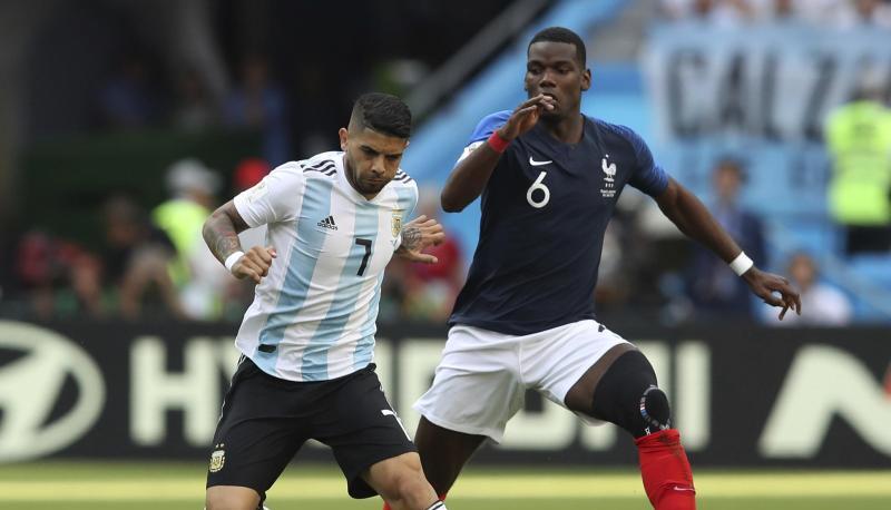 Paul Pogba (r) und Ever Banega k&auml;mpfen im Mittelfeld um den Ball.