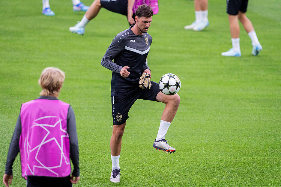 Pascal Stenzel beim Abschlusstraining des VfB Stuttgart vor dem Champions-League-Spiel bei Real Madrid.