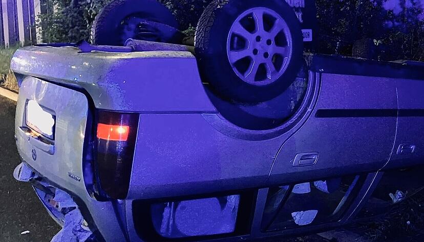 Bei einem Unfall in Heilbronn-B&ouml;ckingen landet ein Auto auf dem Dach. Die Insassen bleiben wie durch ein Wunder unverletzt.