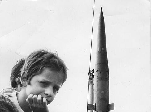 Zusammengestellt von Archiv und Dokumentation der Heilbronner Stimme - Bis 1976 störten sich nur wenige Heilbronner daran, wenn Kinder beim  jährlichen Freundschaftstag auf der Waldheide mit Kriegswaffen spielten. Mit Bekanntwerden der Stationierung von Pershing- Atomraketen 1977 wachen die Bürger auf.
