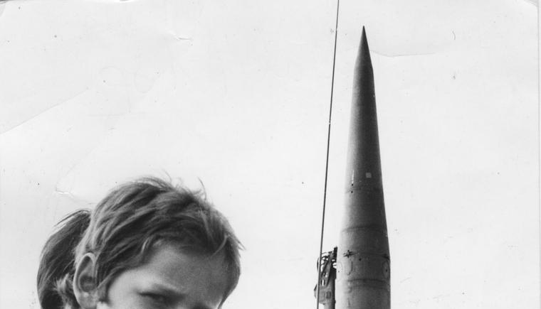 Zusammengestellt von Archiv und Dokumentation der Heilbronner Stimme - Bis 1976 störten sich nur wenige Heilbronner daran, wenn Kinder beim  jährlichen Freundschaftstag auf der Waldheide mit Kriegswaffen spielten. Mit Bekanntwerden der Stationierung von Pershing- Atomraketen 1977 wachen die Bürger auf.
