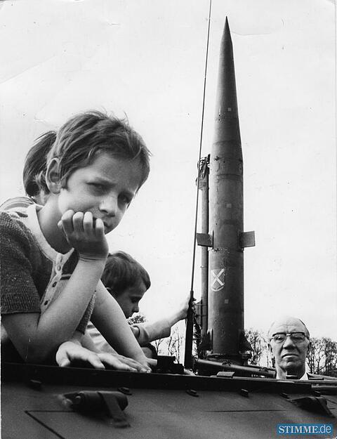Zusammengestellt von Archiv und Dokumentation der Heilbronner Stimme - Bis 1976 störten sich nur wenige Heilbronner daran, wenn Kinder beim  jährlichen Freundschaftstag auf der Waldheide mit Kriegswaffen spielten. Mit Bekanntwerden der Stationierung von Pershing- Atomraketen 1977 wachen die Bürger auf.