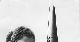 Zusammengestellt von Archiv und Dokumentation der Heilbronner Stimme - Bis 1976 störten sich nur wenige Heilbronner daran, wenn Kinder beim  jährlichen Freundschaftstag auf der Waldheide mit Kriegswaffen spielten. Mit Bekanntwerden der Stationierung von Pershing- Atomraketen 1977 wachen die Bürger auf.