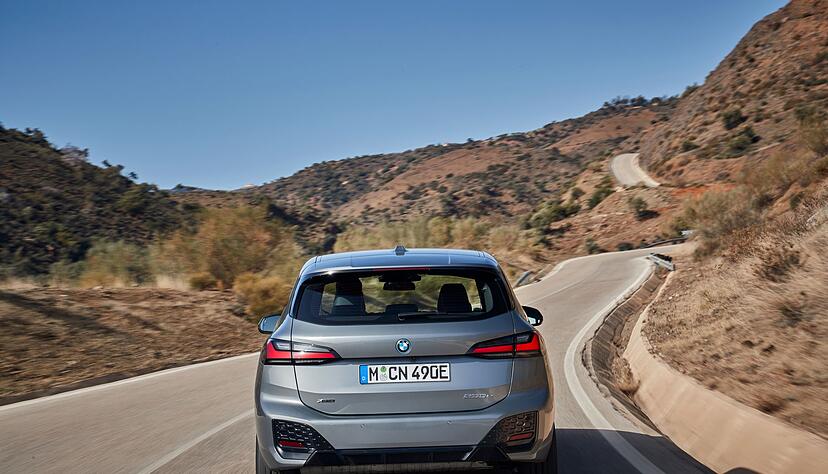 Der neue 2er BMW Active Tourer tritt nicht nur optisch moderner auf als sein Vorg&auml;nger. Auch dank des Hybridantriebs und der &uuml;berarbeiteten Bordtechnik d&uuml;rfte der Kompaktvan sein biederes Image schnell los sein.