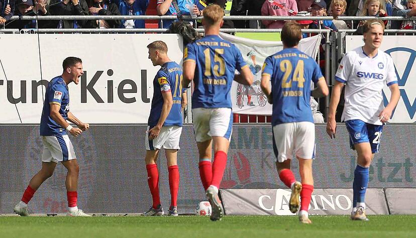 Bejubelte seine starke Aktion zum Führungstreffer: Kiels Adrian Kapralik