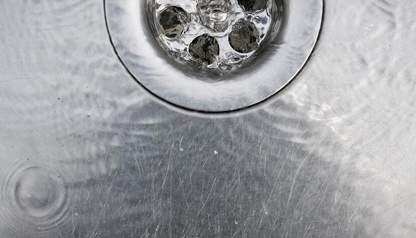 Einfach das Wasser laufenlassen - oft hilft das schon, wenn aus dem Abfluss unangenehme Gerüche aufsteigen. Einfach das Wasser laufenlassen - oft hilft das schon, wenn aus dem Abfluss unangenehme Gerüche aufsteigen.