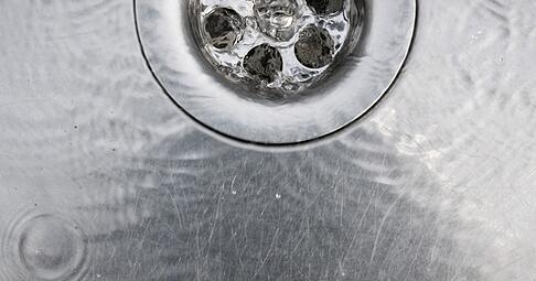 Einfach das Wasser laufenlassen - oft hilft das schon, wenn aus dem Abfluss unangenehme Gerüche aufsteigen.