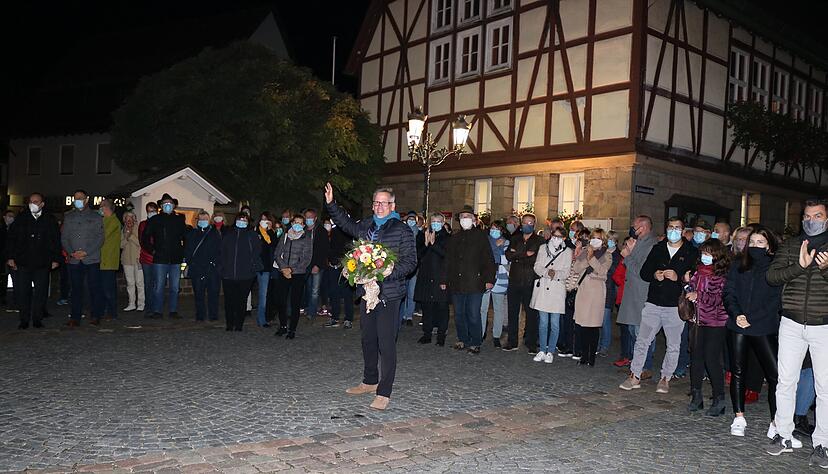 Endlich ist es so weit: Nachdem im ersten Wahlgang nur zwei Stimmen gefehlt hatten, genießt der neue Waldenburger Rathauschef den Sieg.
Fotos: Christian Nick