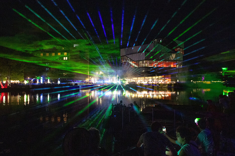 Beim Heilbronner Lichterfest werden vom 19. bis 21. Juni rund um den Neckar 100.000 Besucher erwartet. Der Auftakt am Donnerstag lockte Besucher mit Livemusik und Lichterglanz. Beim Heilbronner Lichterfest werden vom 19. bis 21. Juni rund um den Neckar 100.000 Besucher erwartet. Der Auftakt am Donnerstag lockte Besucher mit Livemusik und Lichterglanz.