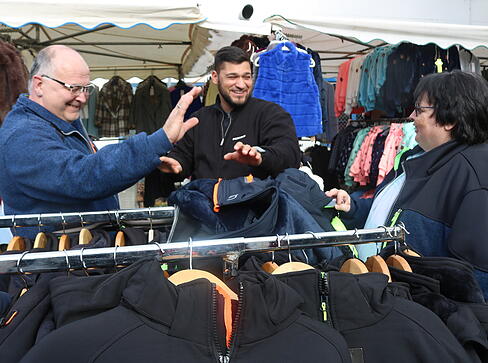 Feilschen kann so lustig sein: Jörg Sbresny (l.) und Verkäufer Ali Ahmad auf der Krautheimer Herbstmesse.