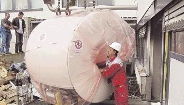 Gestern Vormittag hing der Magnet-Resonanz-Tomograf vor der T&uuml;r des Medik&uuml;n. Ab 1. Juli k&ouml;nnen die Patienten kommen.Fotos: Barbara Griesinger