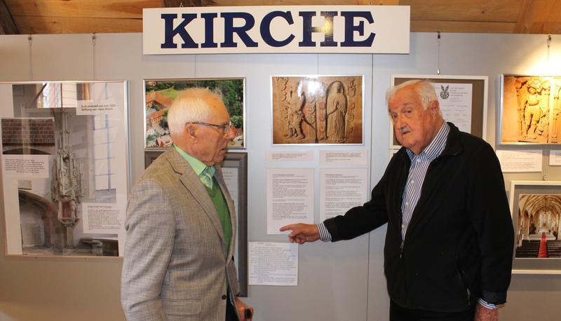 Werner Clement (links) und Heiner M&uuml;ller tauschen im Heimatmuseum Erinnerungen an das 1200-Jahr-Fest der Stadt Schwaigern aus.
Foto: Friedhelm R&ouml;mer