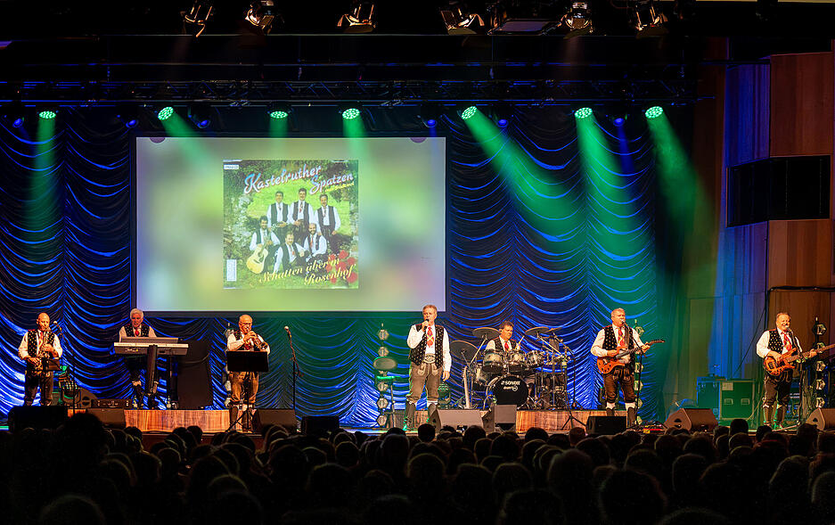 Die S&uuml;dtiroler Volksmusikgruppe zieht mit ihren bekannten Hits viele Besucher an.