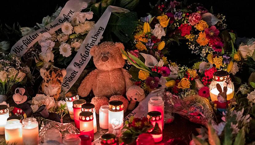 In Aschaffenburg trauern viele Menschen mit den Angehörigen um die Opfer des tödlichen Messerangriffs.