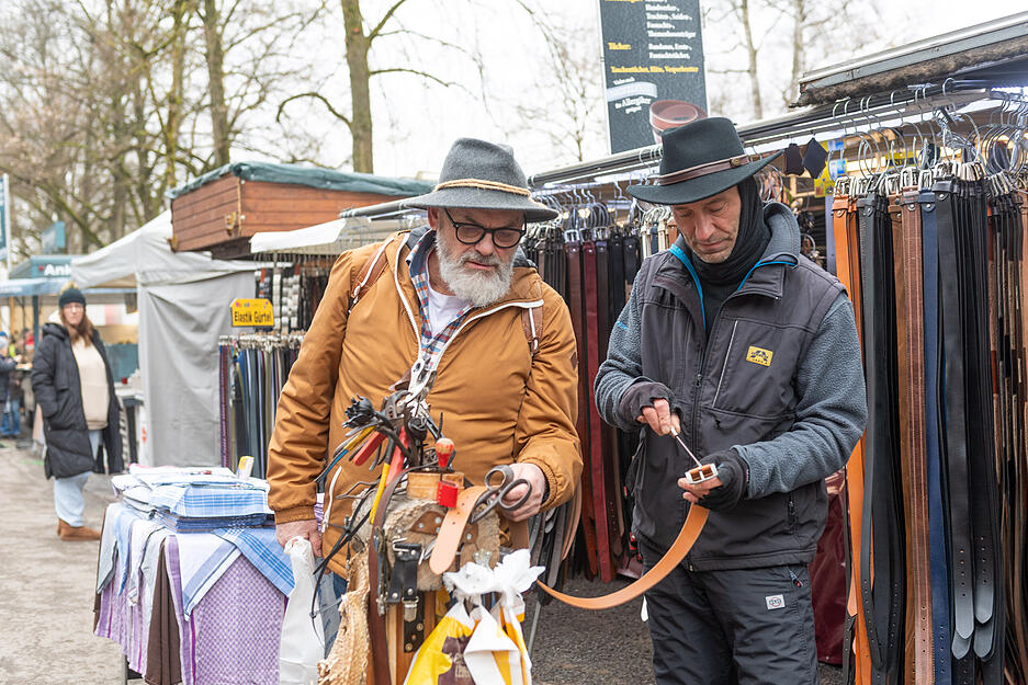 Der Eröffnungstag des Heilbronner Pferdemarkts lockt viele Neugierige an die Marktstände. Der Eröffnungstag des Heilbronner Pferdemarkts lockt viele Neugierige an die Marktstände.