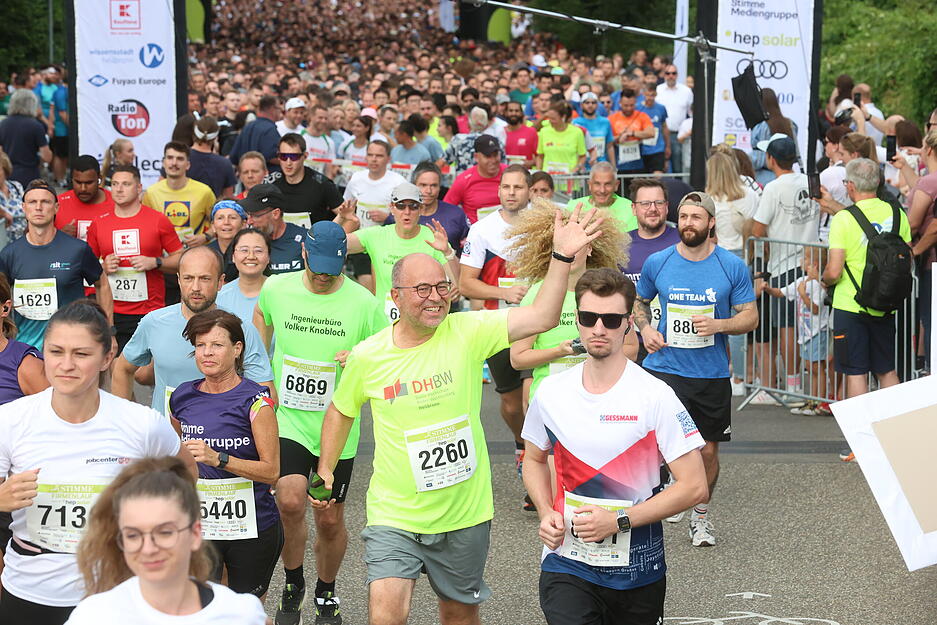 Tausende Läufer waren auf der Strecke in der Innenstadt unterwegs. Tausende Läufer waren auf der Strecke in der Innenstadt unterwegs.