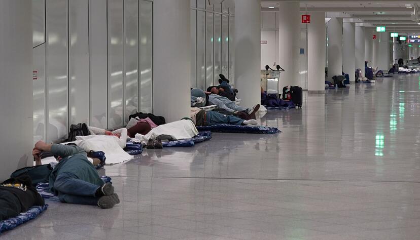Viele Menschen &uuml;bernachteten im Flughafen.