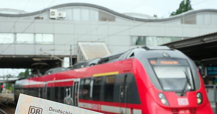 Ein Mann hält auf dem Potsdamer Hauptbahnhof ein 9-Euro-Ticket.