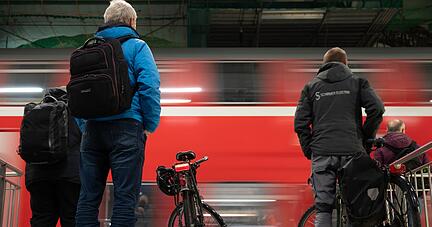 Eine S-Bahn der Deutschen Bahn fährt durch den Dresdner Hauptbahnhof.