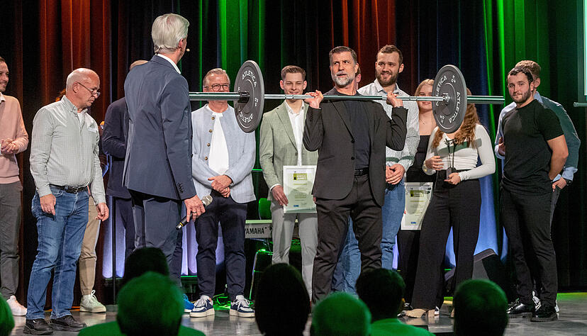 Der Sportliche Leiter Martin Jiranek an der Langhantel.