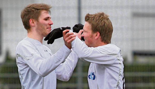 Neuzugang Joachim Rupp (links) &uuml;berzeugte im ersten Testspiel und Spielertrainer Marius M&uuml;ller gl&auml;nzte als Torsch&uuml;tze zum 3:0.Foto: Bertok