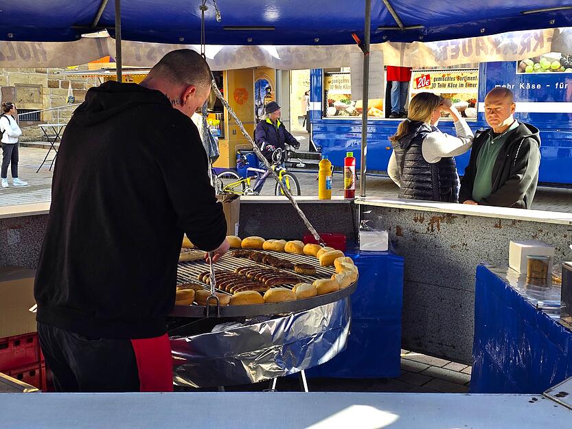 Die Innenstadt wird zum Beginn des Fischmarkts zum Treffpunkt f&uuml;r Genie&szlig;er.