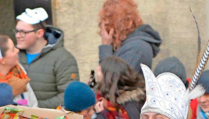 Schwungvoll verteilt Talheims Prinz Michael II. von der Pfalz S&uuml;&szlig;igkeiten.