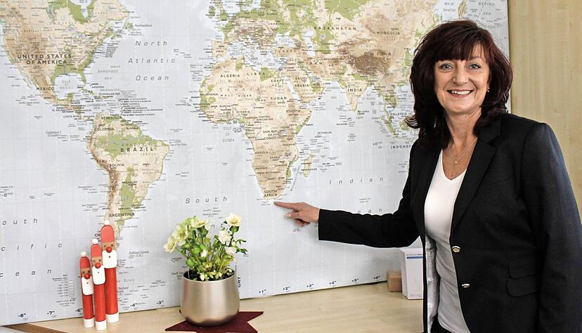 Annette Urnauer zeigt auf der Weltkarte auf ihr bevorzugtes Urlaubsziel: Südafrika. Seit 20 Jahren hat sie ihr Reisebüro am Rathausplatz. Vor 25 Jahren hat sie sich selbstständig gemacht.
Fotos: Sabine Friedrich Annette Urnauer zeigt auf der Weltkarte auf ihr bevorzugtes Urlaubsziel: Südafrika. Seit 20 Jahren hat sie ihr Reisebüro am Rathausplatz. Vor 25 Jahren hat sie sich selbstständig gemacht.
Fotos: Sabine Friedrich