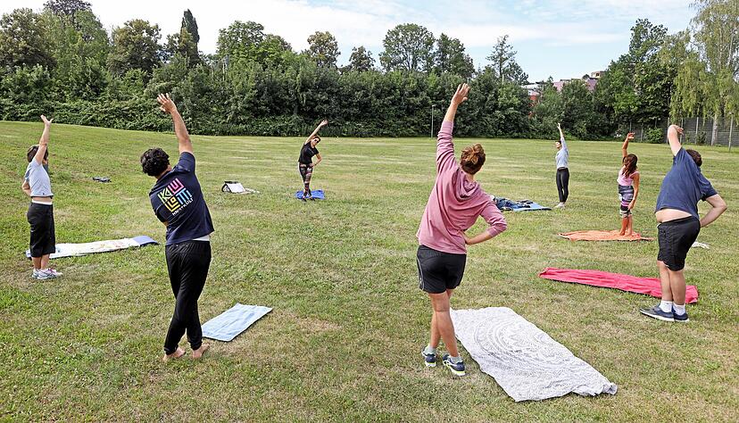 Faszientraining im kleinen (Corona-)Kreis und unter freiem Himmel bei der TSG Heilbronn: Sport und Bewegung fördern die Gesundheit. Die Pandemie führt zu kreativen Angeboten. Foto: Ralf Seidel Faszientraining im kleinen (Corona-)Kreis und unter freiem Himmel bei der TSG Heilbronn: Sport und Bewegung fördern die Gesundheit. Die Pandemie führt zu kreativen Angeboten. Foto: Ralf Seidel