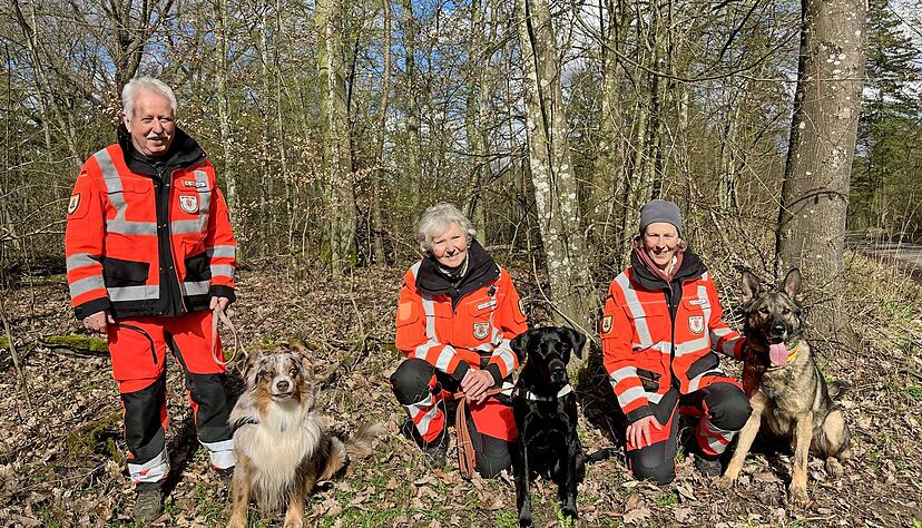 Gerhard Bindereif, Hedi Frey und Antje Kittner (rechts) sind mit ihren Hunden Bobby, Ebony und Dante (von links) langj&auml;hrige Mitglieder.