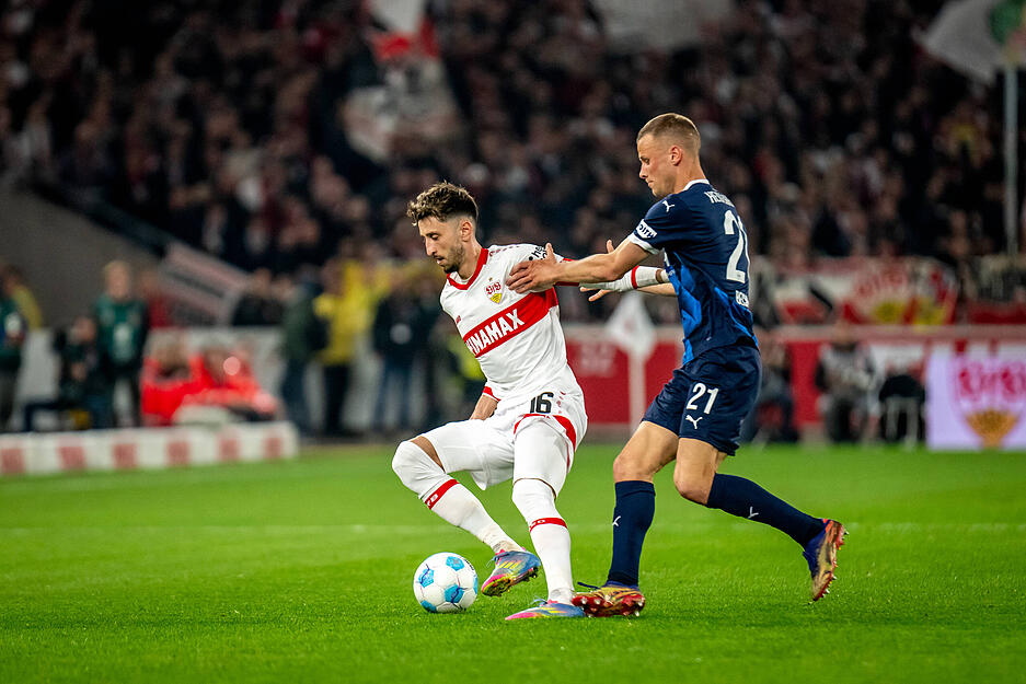 Atakan Karazor: Machte die Räume eng, verteilte die Bälle, fiel aber nicht groß auf. Emotional nach dem Pausenpfiff, unaufgeregt im Spiel. Beim 0:1 nicht gut verteidigt. Note: 4,5 Atakan Karazor: Machte die Räume eng, verteilte die Bälle, fiel aber nicht groß auf. Emotional nach dem Pausenpfiff, unaufgeregt im Spiel. Beim 0:1 nicht gut verteidigt. Note: 4,5